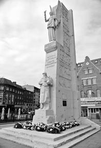 The Arras Memorial commemorates 34,785 killed soldiers with no known graves.
