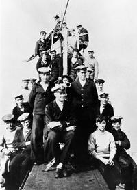 First Lieutenant Willie Maitland-Dougall with the crew of D3 that he later commanded.