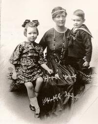 Margaret (Daisy) Harriott Glossop with the children.