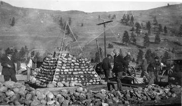 Constructing the cenotaph at Ingram Flat near Rock Creek in the 1920s. Courtesy of Pat McCutcheonA community aff air— constructing the cenotaph at Ingram Flat near Rock Creek in the 1920s.