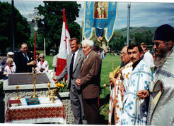Fred Kohse (middle) on his return to the Vernon Camp in 1997 to unveil a memorial plaque. Courtesy of Andrea Malysh